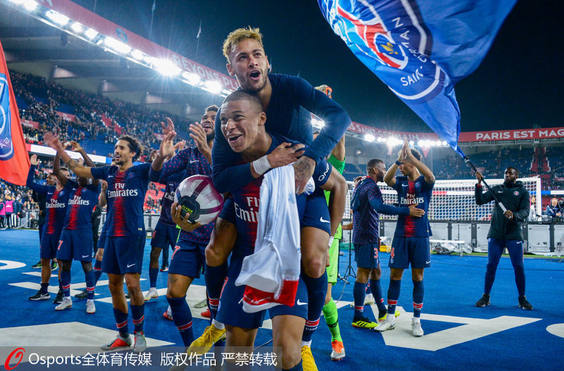 被与贝肯鲍尔比较？凯恩：我从小就喜欢防守，很享受铲球