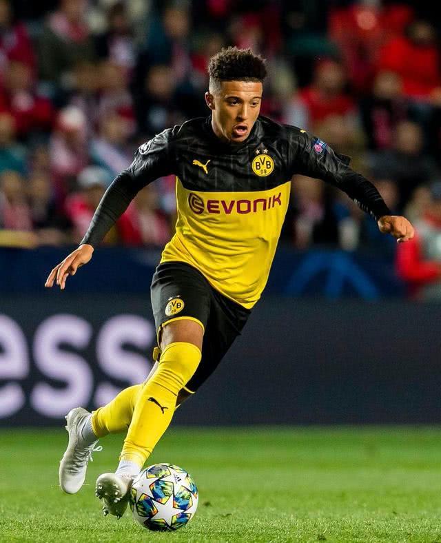 篮球CBA赛场出现冲突，裁判提前终止比赛